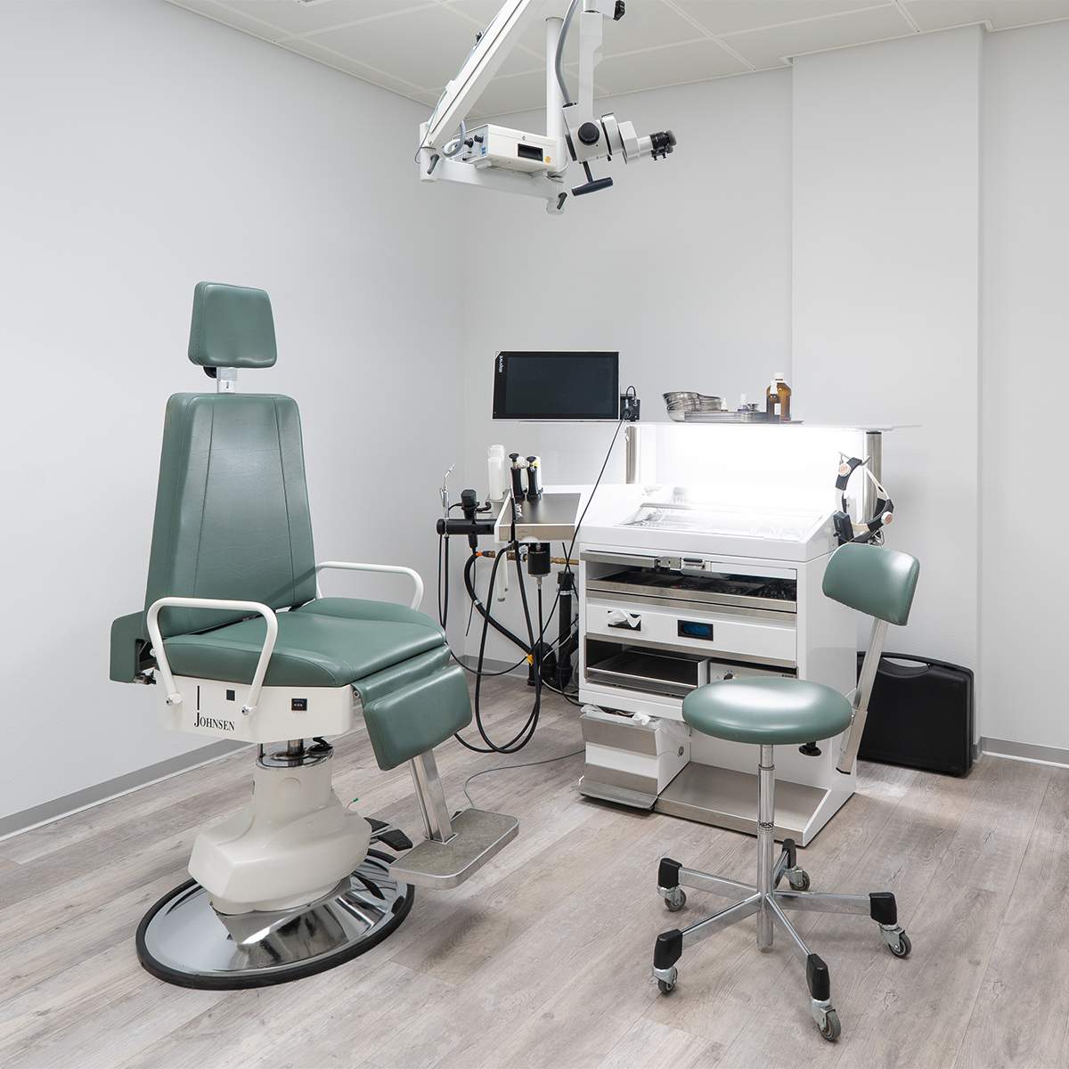Behandlungsraum HNO Praxis Zürich Zürichberg Facharzt FMH ORL Halschirurgie Gesichtschirurgie Dr. med. Christof Burkart Raffaela Fürer Schweiz