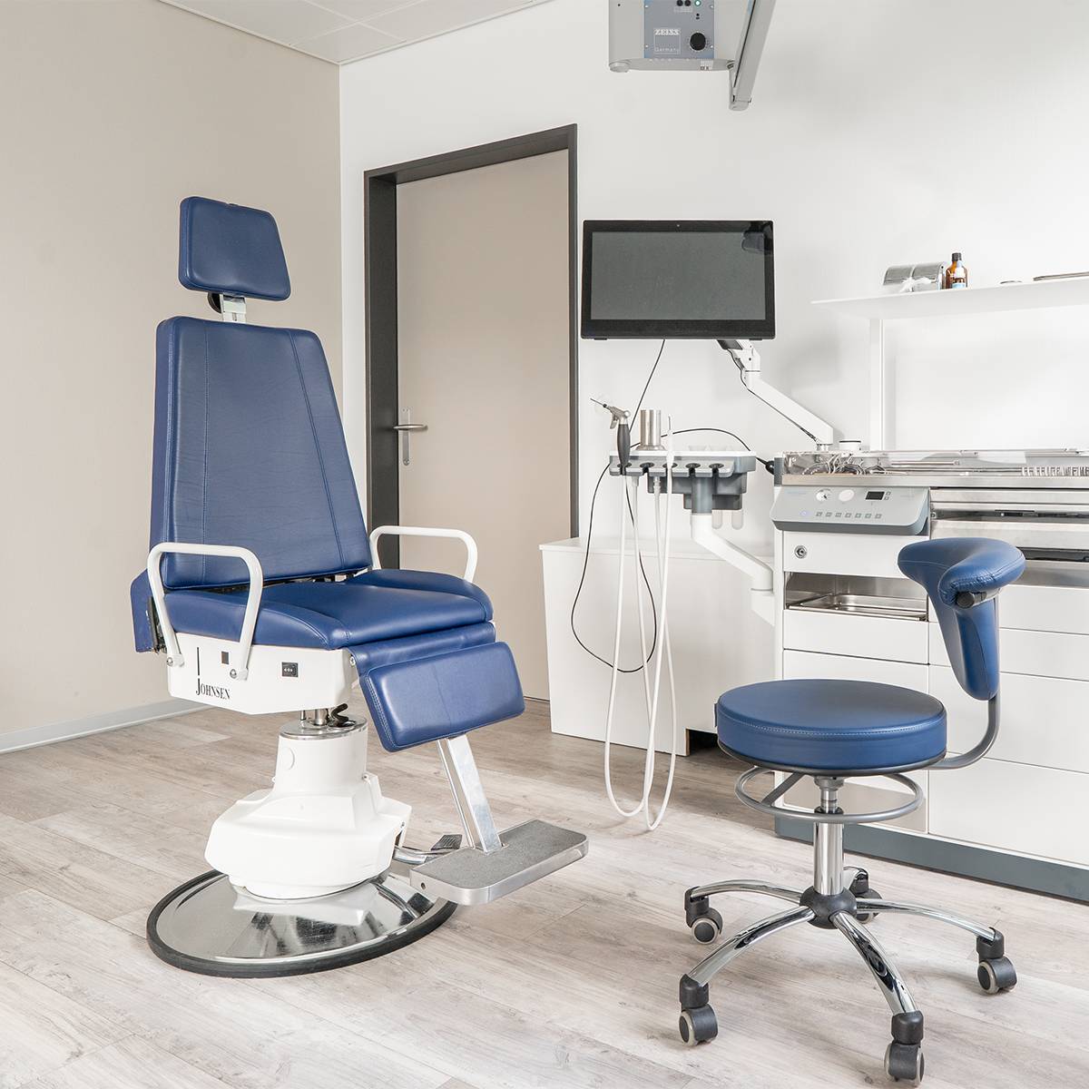 Behandlungsraum HNO Praxis Zürich Zürichberg Facharzt FMH ORL Halschirurgie Gesichtschirurgie Dr. med. Christof Burkart Raffaela Fürer Schweiz
