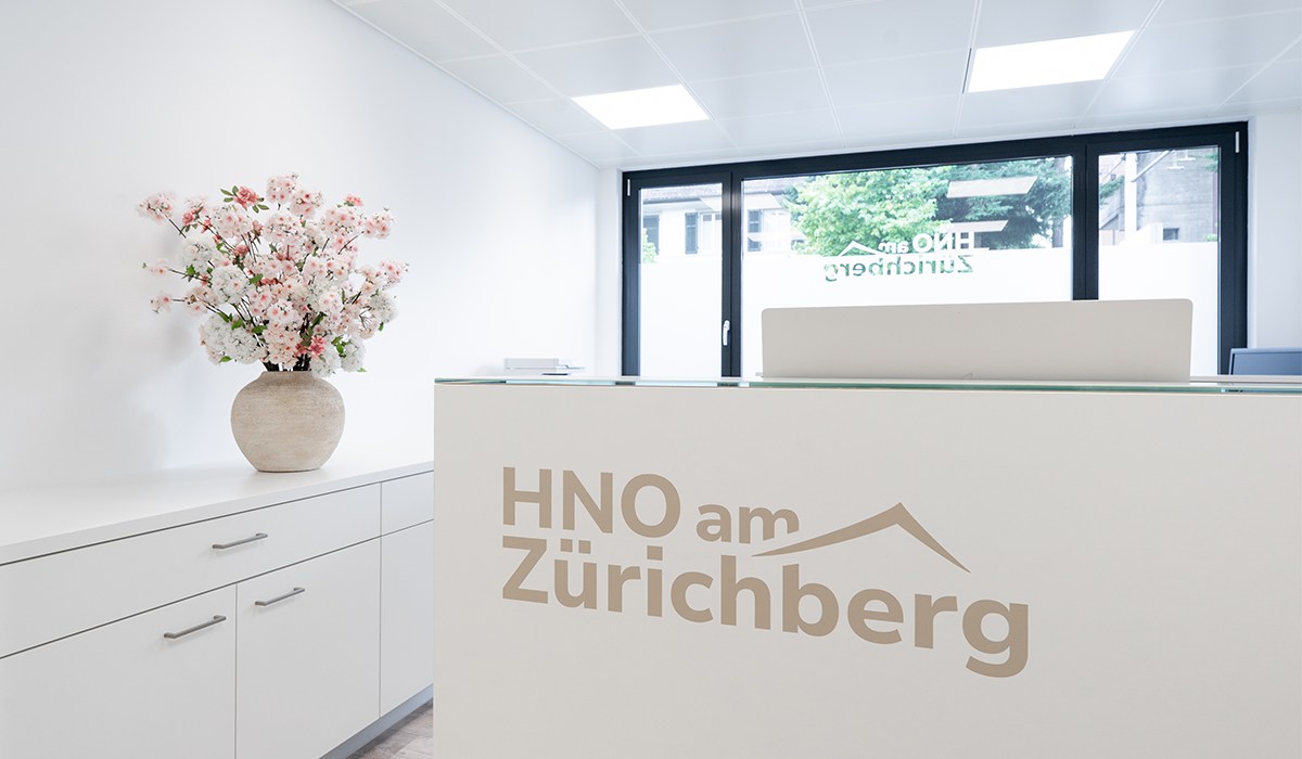 Empfang HNO Praxis Zürich Zürichberg Facharzt FMH ORL Halschirurgie Gesichtschirurgie Dr. med. Christof Burkart Raffaela Fürer Schweiz